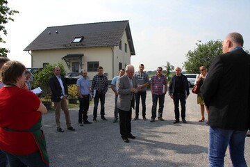 Vorsitzender Werner Kunz (Mitte) begrt die Abgeordneten auf dem Meierhof von Petra und Thomas Meier in Stutensee-Staffort.