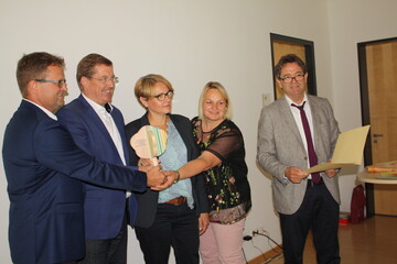 Bei der Auszeichnung zum offiziellen Projekt der UN-Dekade Biologische Vielfalt v. l. der Leiter des Demonstrationsbetriebs Jrgen Maurer, DBV-Umweltbeauftragter Eberhard Hartelt, F.R.A.N.Z-Projektleiterin Sibylle Duncker, Tanja Maurer und Rudolf Ley vom Bundesumweltministerium.