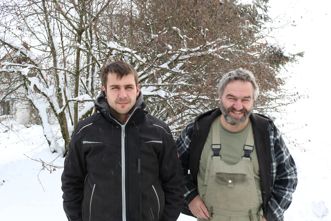 Adrian Keller und sein Vater Lothar Keller-Braun teilen sich die in der Landwirtschaft und Energieerzeugung anfallenden Arbeiten.