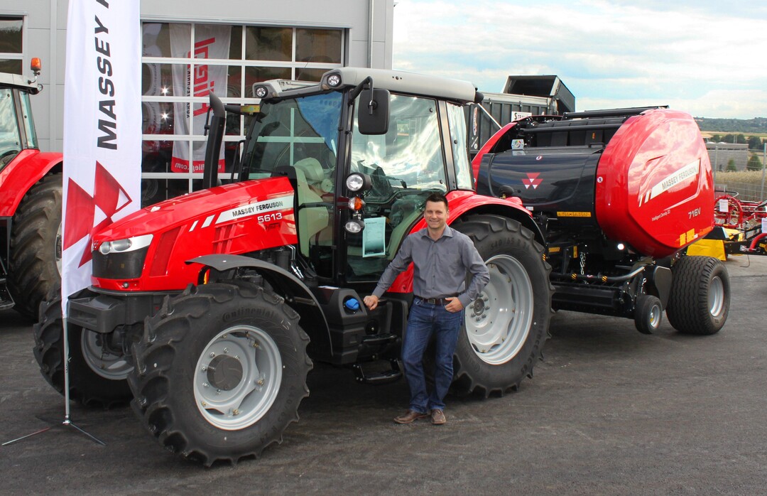 Niederlassungsleiter Richard Raible vor einem Traktor von Massey Ferguson.