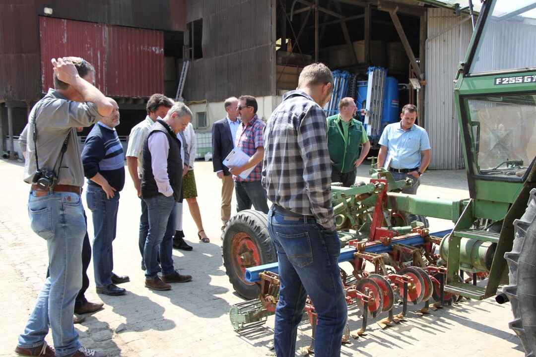 "Alte" Technik erlebt seine Renaissance. Der Gertetrger mit Zwischenachsanbau ist fr den kolandbau wieder gefragt. Im Hintergrund ist die Pflanzenschutzspritze zu sehen, mit der bisher gearbeitet wurde.