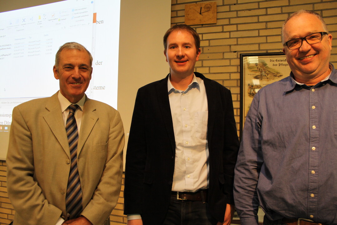 Wie lsst sich Energie auf den Betrieben einsparen? Das diskutierten (v. l. n. r.): Prof.Dr. Thomas Jungbluth vom Institut fr Agrartechnik an der Uni  Hohenheim, Thomas Weil von der LSZ Boxberg und Mathias Harsch vom LAZBW Aulendorf.