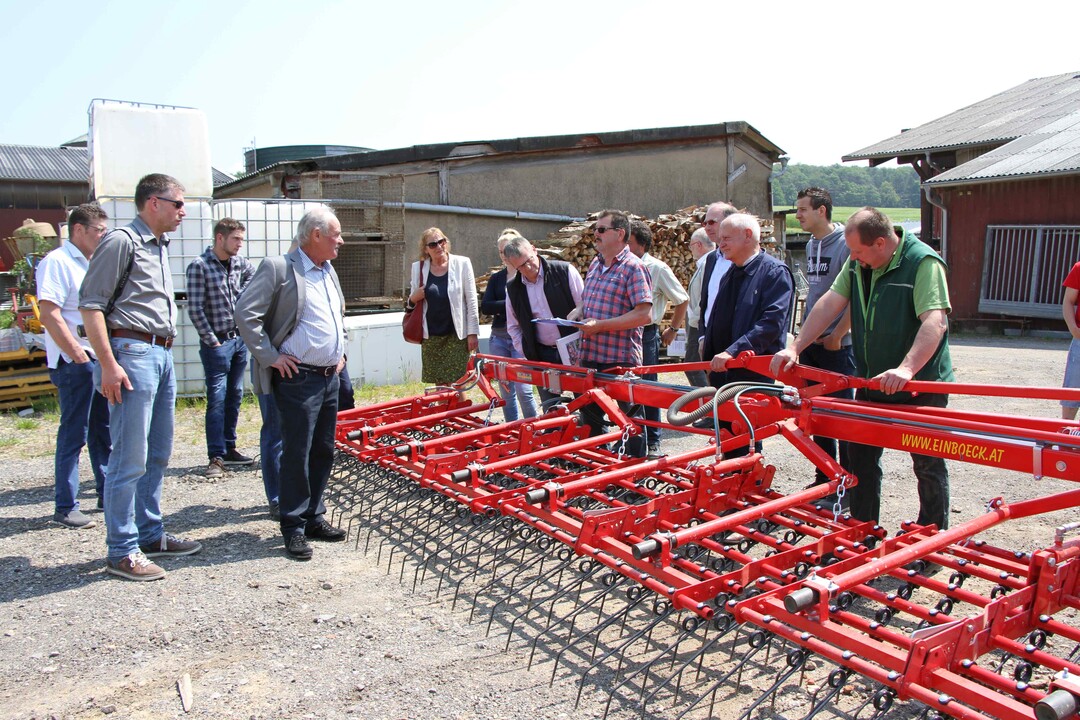 Eine Investition in die Zukunft. Fr den kologischen Anbau wurde ein neuer Striegel angeschafft, um mechanische Unkrautbekmpfung effektiv betrieben zu knnen. Auch im konventionellen Anbau wird die Technik im Vorauflauf eingesetzt.