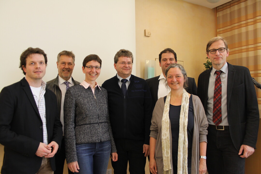 Wie lassen sich Zuchtsauen, Ferkel und Mastschweine effizient, tier- und umweltgerecht ernähren? Darüber diskutierten auf der LAF-BAT-Tagung am Donnerstag dieser Woche (v.l.n.r.) Jun.-Prof. Dr. Christian Visscher, Stiftung Tierärztliche Hochschule Hannover, Prof. Dr. Wilhelm Windisch von der Bayerischen Arbeitsgemeinschaft Tierernährung (BAT) in Freising-Weihenstephan, Dr. Tanja Zacharias vom Bildungs- und Wissenszentrum (LSZ) Boxberg, Dr. Wolfgang Preißinger von der Bayerischen Landesanstalt für Landwirtschaft, Institut für Tierernährung und Futterwirtschaft in Schwarzenau, Dr. Christina Jais von der Bayerischen Landesanstalt für Landwirtschaft, Institut für Landtechnik und Tierhaltung in Grub, Dr. Stephan Schneider von der Bayerischen Landesanstalt für Landwirtschaft, Institut für Tierernährung und Futterwirtschaft in Grub und Prof. Dr. Markus Rodehutscord vom Institut für Nutztierwissenschaften an der Uni Hohenheim.