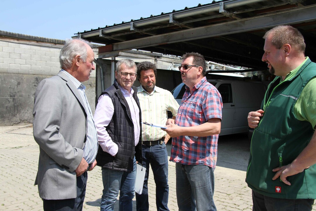 Werner Kunz (links) und Helmut Jger (Mitte) klren zusammen mit den beiden Betriebsleiter ber die aktuellen Herausforderungen der Branche auf.