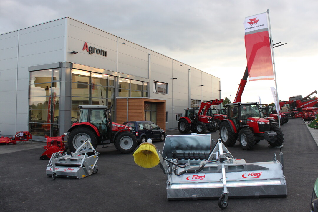 Um das Gebude sind Agroms Hausmarken wie Massey Ferguson, Fliegl, Horsch, Amazone, Faresin, Tehnos und Fella ausgestellt.