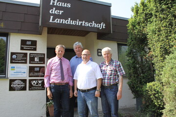 Der Flchenverbrauch fr Gewerbe- und Industriegebiete, Siedlungs- und Straenbau nimmt kontinuilerlich zu. Fr einen mavolleren Umgang mit den davon bedrohten Agrarflchen sprachen sich jetzt (v.l.) Gerhard Glaser, Vizeprsident des Landesbauernverbandes (LBV) und Vorsitzender des Kreisbauernverbandes (KBV) Biberach-Sigmaringen, Heinz Scheffold, stellvertretender Vorsitzender KBV Biberach-Sigmaringen, Kreisgeschftsfhrer Niklas Kreeb und Hubert Hopp, stellvertretender Vorsitzender des KBV Biberach-Sigmaringen auf einer Pressekonferenz aus