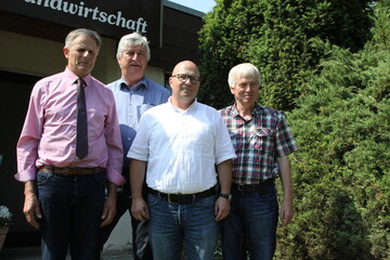 Fr einen mavolleren Umgang mit den davon bedrohten Agrarflchen sprachen sich jetzt (v.l.) Gerhard Glaser, Vizeprsident des Landesbauernverbandes (LBV) und Vorsitzender des Kreisbauernverbandes (KBV) Biberach-Sigmaringen, Heinz Scheffold, stellvertretender Vorsitzender des KBV Biberach-Sigmaringen, Kreisgeschftsfhrer Niklas Kreeb und Hubert Hopp, stellvertretender Vorsitzender des KBV Biberach-Sigmaringen auf einer Pressekonferenz aus.
