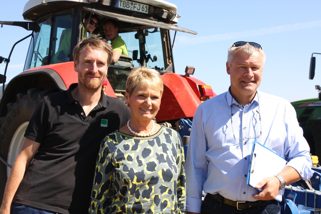 Staatssekretärin Friedlinde Gurr-Hirsch vom Ministerium Ländlicher Raum freute sich über das große Interesse der Landwirte an dem Feldtag in Großrinderfeld. Im Bild ist sie zusammen mit v. l. Jonathan Kern und Frank Käufler zu sehen, der zusammen mit den Firmenvertretern oder Händlern die Bodenbearbeitungsmaschinen vorstellte.