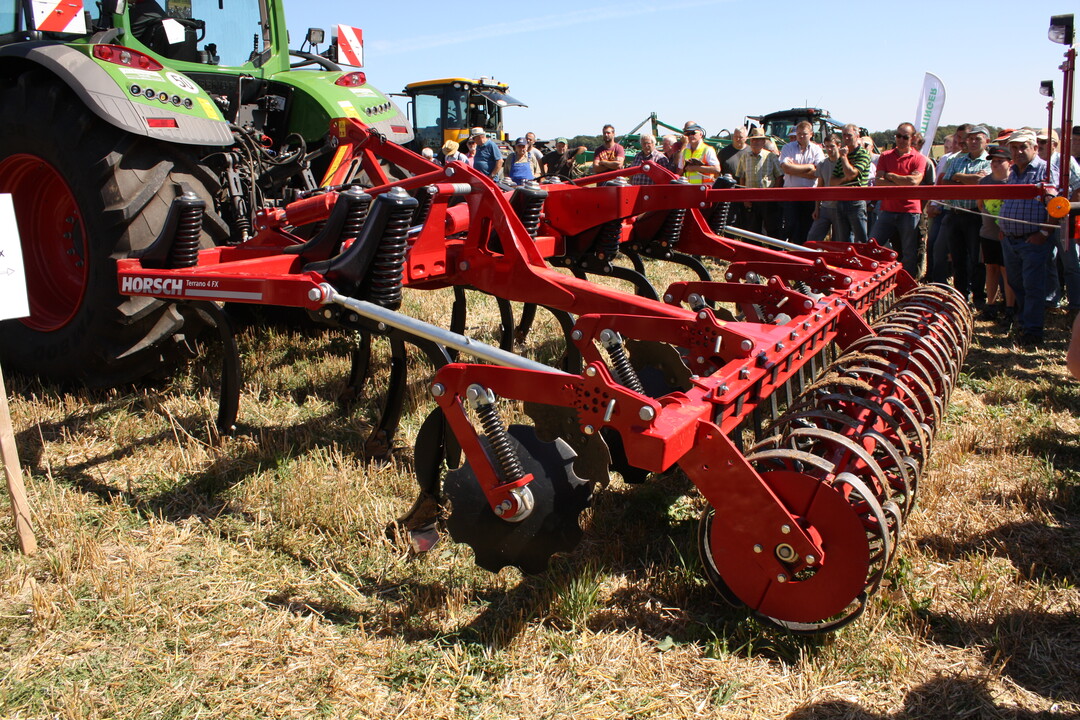 Terrano 4FX: Der dreibalkige Horsch-Grubber (AB: 4 m, Gewicht 2,7 t) arbeitet mit berschnitt und hat mit 10 bis 13 cm die vorgegebene Arbeitstiefe berschritten. 