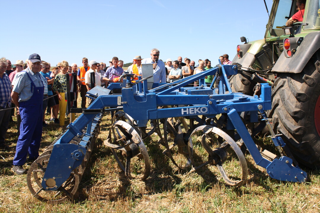 Konstrukteur Konrad Hendlmeier (l.) mit seinem HEKO-Ringschneider (AB: 3m, Gewicht 1,05 t). Das Gert mit seinen selbstschrfenden Ringschneiden hat 100 bis 120 PS Zugkraftbedarf berzeugte mit einem ordentlichen Arbeitsbild, 3 bis 7 cm Arbeitstiefe und komplettem Abschnitt. Das Grngut lag zum Abtrocknen vollstndig oben auf. 