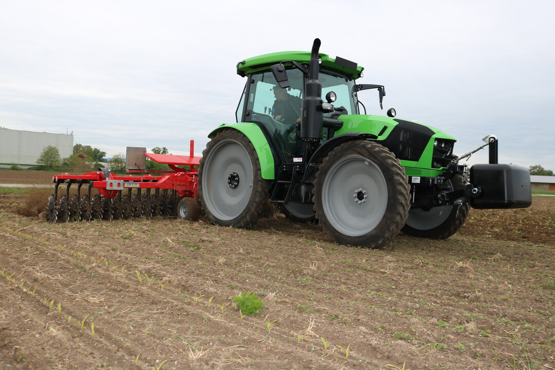 Die Rotorhacke RotaryStar von Einbck kommt auf Arbeitsgeschwindigkeiten von 12 bis 25 km/h. Durch die rotierenden Arbeitswerkzeuge bricht sie durch Regen entstandene harte Krusten verlsslich auf und krmelt die Erde fein.