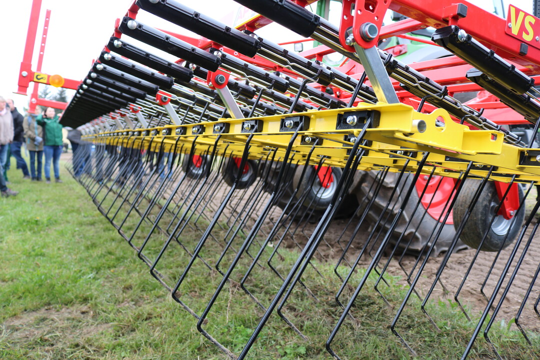 APV prsentiere auf dem Forchheimer Hacktag den Variostriegel VS 600 M1, dessen Zinken-Federn-System sich an den Boden anpasst. Die Zinken sind 8 mm stark und haben einen Strichabstand von 35 mm.  