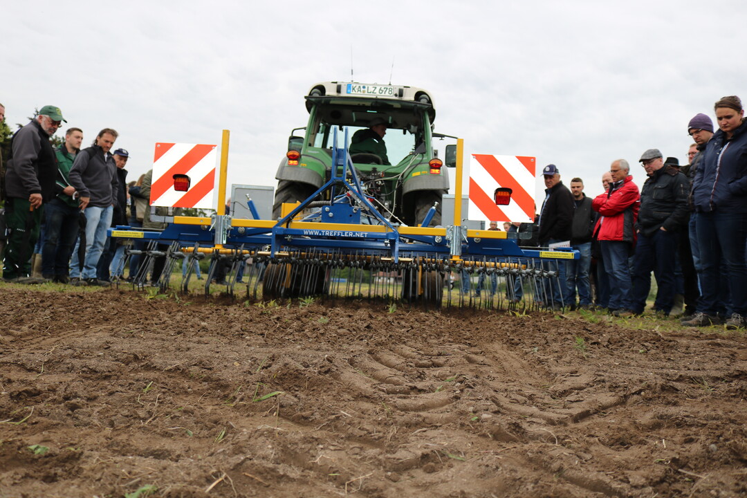 Die Firma Treffler stellte beim Forchheimer Hacktag einen Striegel mit automatischer Tiefenfhrung vor. Die Zinken sind verstellbar, der Zinkendruck kann angepasst werden.