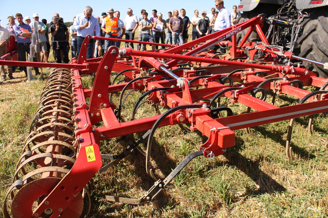 Mit 150 kg vorgespannt sind die Zinken des Horsch-Grubbers Cruiser (AB: 5 m, Gewicht 2,85 t), die dadurch mittig zentriert in der Spur laufen und nicht ausweichen. Der Cruiser lieferte am Boden ein feingliedriges Wellenprofil mit einer berhhten Arbeitstiefe von 8 bis 10 cm (mehr Zugkraft erforderlich), aber eine sehr gute Arbeitsqualitt. 