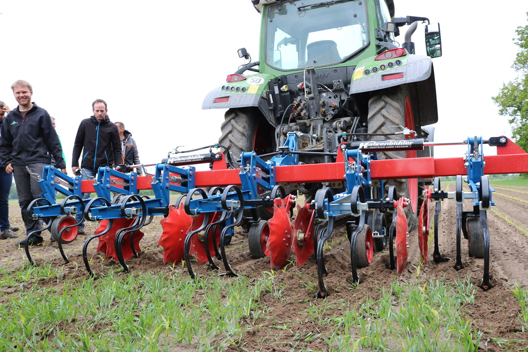 Die Firma Hatzenbichler prsentierte eine Hacke mit automatischer Lenkung. Direkt an der Reihe sind halbe Scharen verbaut, um den Verschttungseffekt zu mindern. 