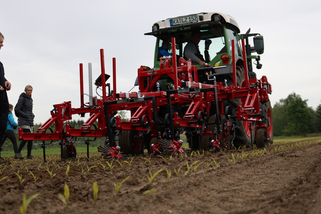Steketee IC prsentierte ein Kamerasystem zur Einzelpflanzenerkennung. Das System verfgt ber eine Reinigungsfunktion mit der die Pflanze durch Luftdruck von Erde befreit werden kann. 