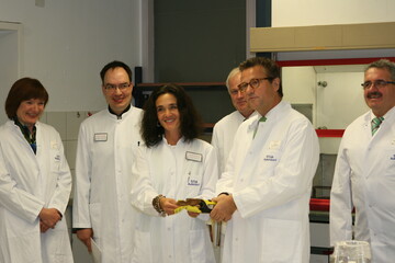 Entnahme einer Ohrstanzprobe fr die virologische Untersuchung (von links): Erste Landesbeamtin Eva-Maria Meschenmoser, STUA-Chef Dr. Thomas Miller, Dr. Karla Schneider, Dr. Kuhn, Minister Peter Hauk und der Vorsitzende der Tierseuchenkasse Karl Rombach (MdL). 
