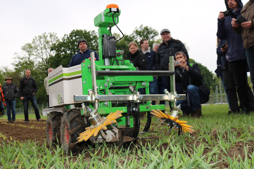 Der autonom fahrende Roboter NAIO wird hauptschlich in Gewchshusern angewendet, funktioniert aber auch auf dem Feld.