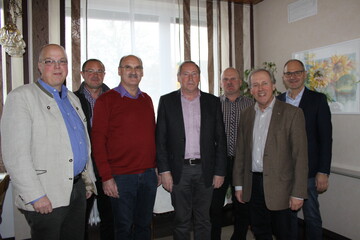 Diskutierten ber die Erfolgsfaktoren fr Mutterkuhbetriebe (v.l.): Frank Grter, LEL Schwbisch Gmnd, Anton Frhauf, Amt fr Landwirtschaft, Calw, Dr. Bernhard Hofmeister, Rindergesundheitsdienst (RGD) Aulendorf, Dr. Georg Klinger, Regierungsprsidium Karlsruhe, Klaus Schfer, ebenfalls Regierungsprsidium Karlsruhe, Hans-Jochen Burkhardt, Vorsitzender des Arbeitskreises Mutterkuhhaltung Nordschwarzwald/Gu, Dr. Peter Schfer, Leiter des Amtes fr Landwirtschaft, Calw.