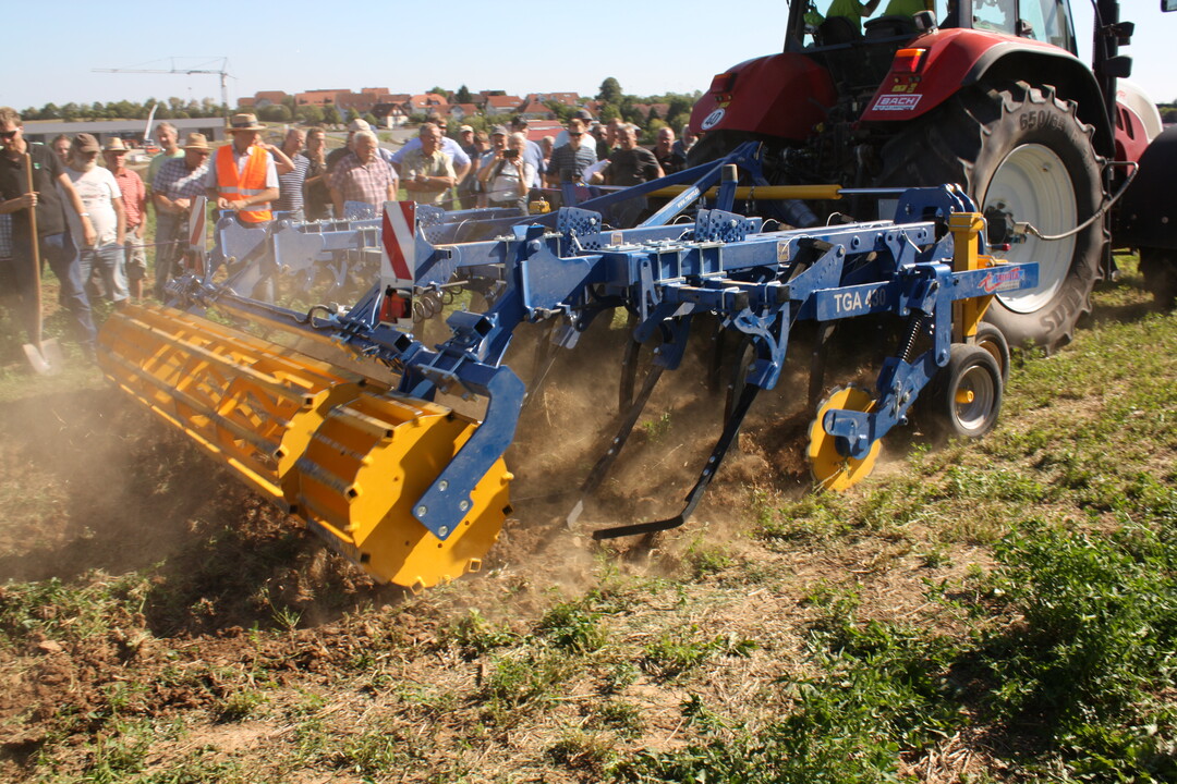 Mehr Kraft auf die Erde brachte in der Luzerne der Traktor mit  Reifendruckregelanlage (1 bar im Reifen) Der Treffler-Zinkengrubber (AB 4,30 m) konnte seine Aufgabe mit relativ wenig Kraftaufwand voll erfllen: Schnes, leicht welliges und ganzflchiges Schnittprofil auf 4cm bis 5 cm. 