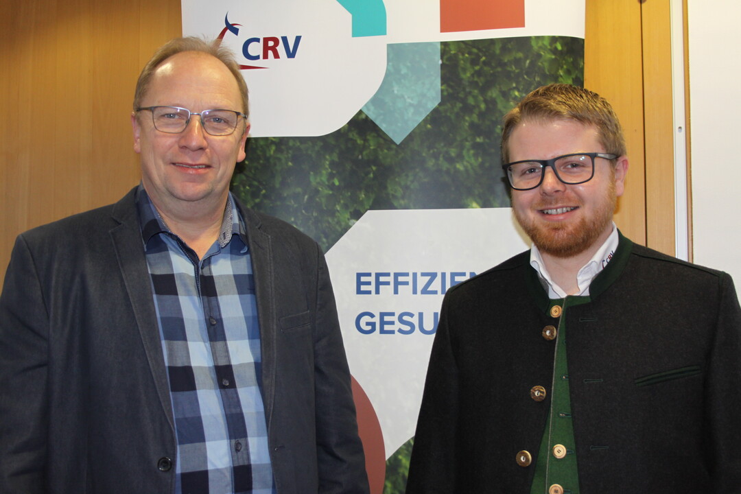 Rolf Schlüter (li.), Milchviehhalter aus dem nordrhein-westfälischen Versmold, setzt auf seinem Betrieb auf mehrere Standbeine. Eine Strategie, die sich bisher bewährt habe, wie er im Gespräch mit Johannes Wolf, Manager Fleckvieh, beim Zuchtunternehmen CRV Deutschland.