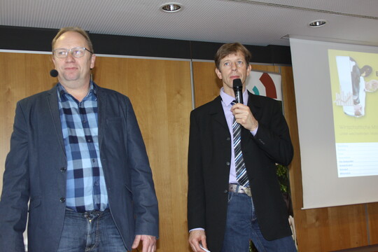 Josef Berchtold vom DLV-Verlag in Mnchen moderierte die CRV-Tagung an diesem Montag in Ulm-Seligweiler. An Landwirt Rolf Schlter hatten viele Tagungsteilnehmer Fragen. 
