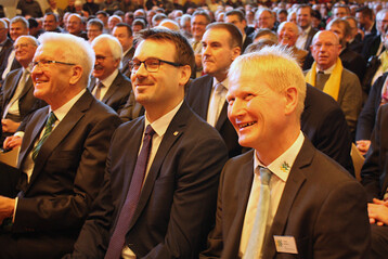 Den launigen Begrungsworten von Landrat Klaus Pavel schenken hier ihre Aufmerksamkeit v. l. Ministerprsident Kretschmann, Oberbrgermeister Michael Dambacher und Bauernverbandsvorsitzender Hubert Kucher.