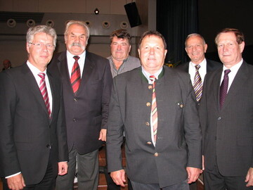 Ehrungen auf der Versammlung der Milcherzeuger-Genossenschaft Nordbaden eG in Mosbach: (v. l.) Gerhard Rowog, Prsident des Baden-Wrttembergischen Genossenschaftsverbandes dankte den Verantwortlichen der Milchzentrale Nordbaden Abwicklungsgesellschaft AG Heinrich Hennig, Alban Brecht, Alfred Sack, Dr. Francesco Albanese und Ernst Bohrmann fr die erfolgreiche Sanierung der Milchzentrale. Dafr bekamen Heinrich Hennig und Ernst Bormann die Raiffeisen Schulze-Delitzsch Medaille berreicht (Alban Brecht ist bereits Trger dieser Medaille). Alfred Sack, Vorsitzender der MEG und MZN-Geschftsfhrer Dr. Francesco Albanse werden sich auch knftig um die Geschfte der Milchzentrale kmmern. 