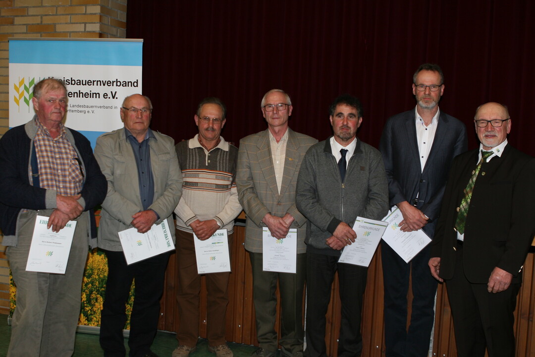 Kreisvorsitzender Christian Ziegler (rechts) gratulierte den verdienten Ortsobmnnern aus dem Kreisverbandsgebiet Heidenheim.