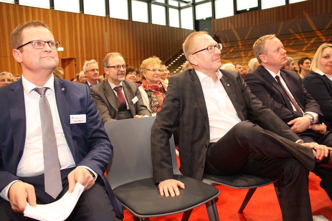 Vorsitzender Jrgen Maurer, LBV-Vizeprsident Klaus Mugele, Gastredner Prof. Bernd Nolte und Landrat Dr. Matthias Neth (v. l.) folgen beim Bauerntag dem Bericht von Geschftsfhrer Helmut Bleher. 
