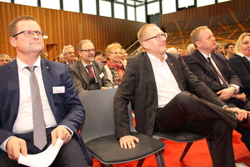 Vorsitzender Jrgen Maurer, LBV-Vizeprsident Klaus Mugele, Gastredner Prof. Bernd Nolte und Landrat Dr. Matthias Neth (v. l.) folgen beim Bauerntag dem Bericht von Geschftsfhrer Helmut Bleher. 