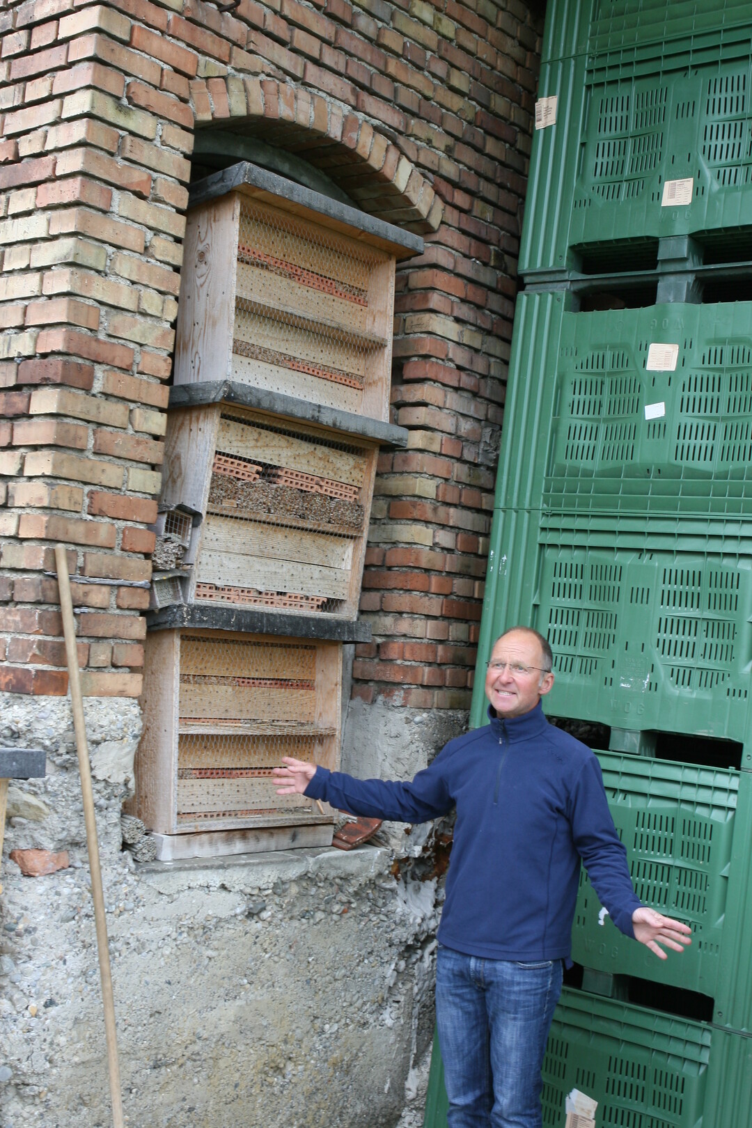 Obstbauer Andreas von Traitteur an einem Standort seiner Wildbienenhuser.