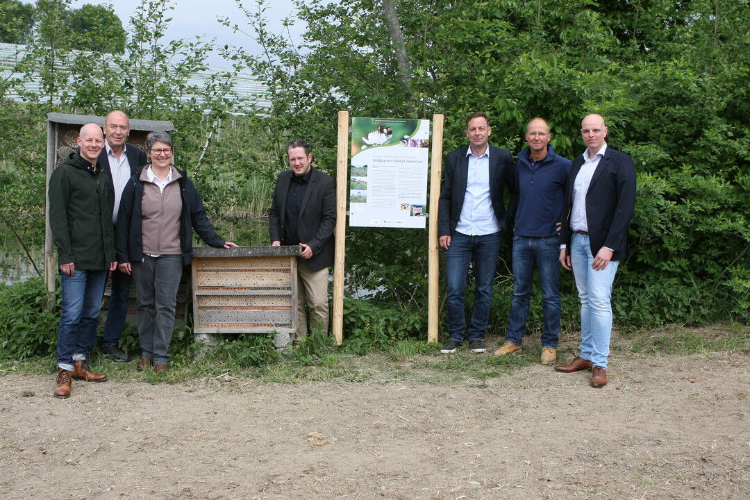 Vertreter der am Wildbiene-Projekt beteiligten Organisationen: Patrick Trötschler (Bodensee-Stiftung), Werner Vooren (Imker), Katja Röser (Marktgemeinschaft Bodenseeobst), Dr. Florian Schäfer (Nachhaltigkeitsmanager REWE Group), Michael Winste (WOG Württembergische Obstgenossenschaft Raiffeisen), Andreas von Traitteur (Obstbauer) und Johannes von Eerde (Obst vom Bodensee Vertriebsgesellschaft).
