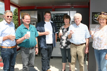 Tag der Milch auf dem Betrieb der Familie Franz Egle in Drmentingen (Landkreis Biberach), von links: Gerhard Glaser, Vizeprsident des Landesbauernverbandes in Baden-Wrttemberg (LBV), die Betriebsleiterfamilie Franz, Maximilian und Gerda Egle, Hubert Hopp, stv. Kreisvorsitzender des Bauernverbandes Biberach-Sigmaringen und die Vorsitzende des Kreislandfrauenverandes, Doris Hrle.
