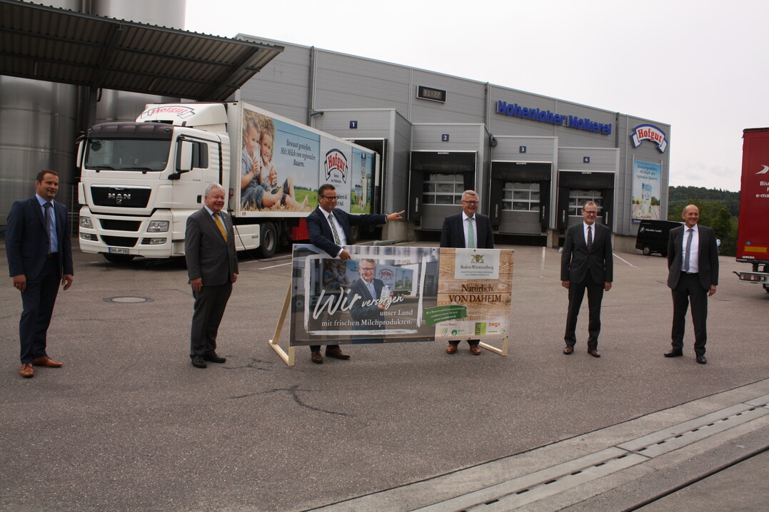 Mit Kampagne-Plakat für frische Milchprodukte von daheim: v. l. der Aufsichtsratsvorsitzende der Hohenloher Molkerei Ralf Klenk, CDU-Landtagsabgeordneter Arnulf von Eyb, Minister Peter Hauk, Geschäftsführer Martin Boschet , Präsident Dr. Roman Glaser vom Baden-Württembergischen Genossenschaftsverband (BWGV) und der Vorsitzende des Molkerei-Vorstands Manfred Olbrich.
