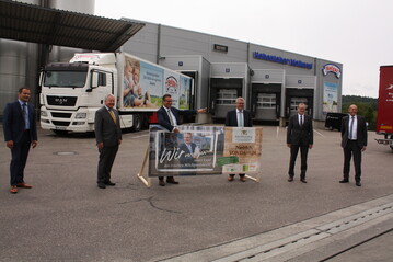 Mit Kampagne-Plakat fr frische Milchprodukte von daheim: v. l. der Aufsichtsratsvorsitzende der Hohenloher Molkerei Ralf Klenk, CDU-Landtagsabgeordneter Arnulf von Eyb, Minister Peter Hauk, Geschftsfhrer Martin Boschet , Prsident Dr. Roman Glaser vom Baden-Wrttembergischen Genossenschaftsverband (BWGV) und der Vorsitzende des Molkerei-Vorstands Manfred Olbrich.