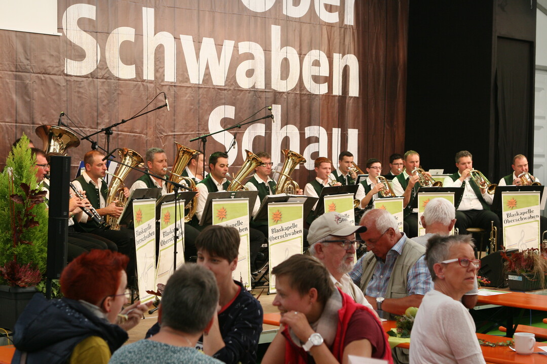 Das Bhnenprogramm auf dem Grnen Pfad startete am Samstag mit der Blaskapelle Oberschwaben unter der Leitung von Gerd Steinhauser (ganz rechts).. 