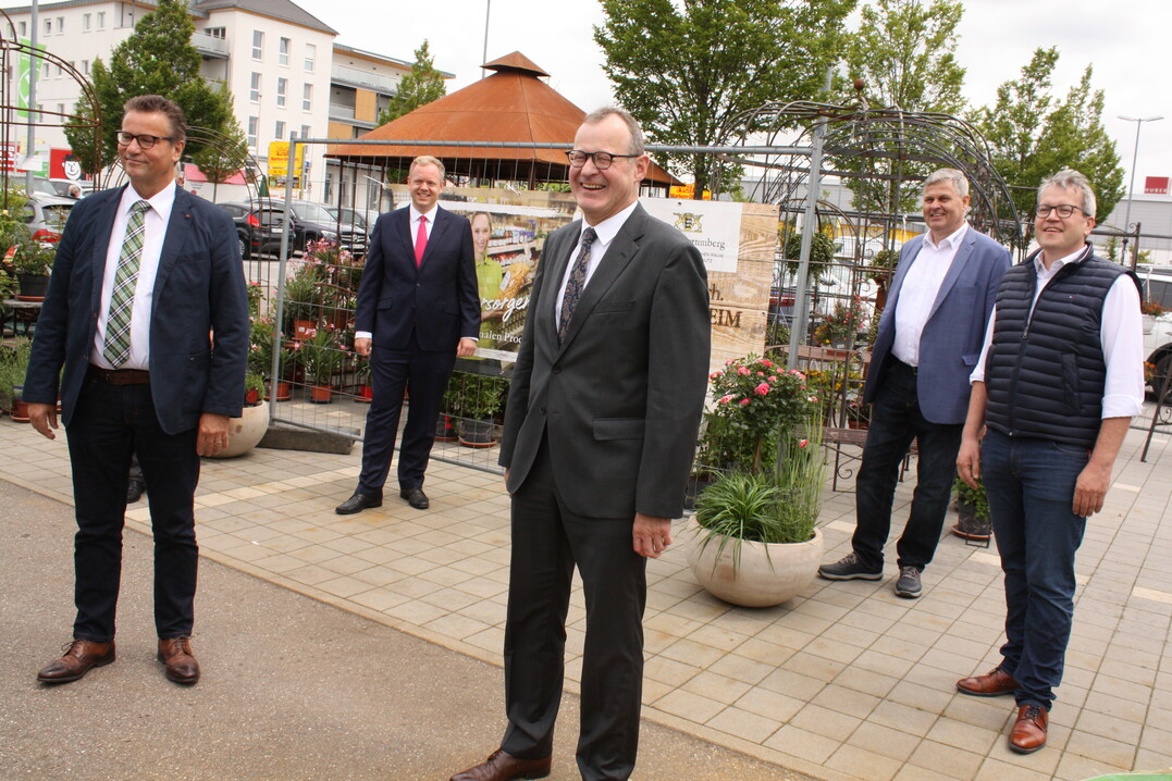 Vor dem Kampagne-Banner, das fr regionale Produkte wirbt: v. l. Minister Peter Hauk, Landrat Dr. Matthias Neth, BWGV-Prsident Dr. Roman Glaser, BAG-Vorstandsvorsitzender Ulrich Khnle und geschftsfhrender BAG-Vorstand Sven Schneider.