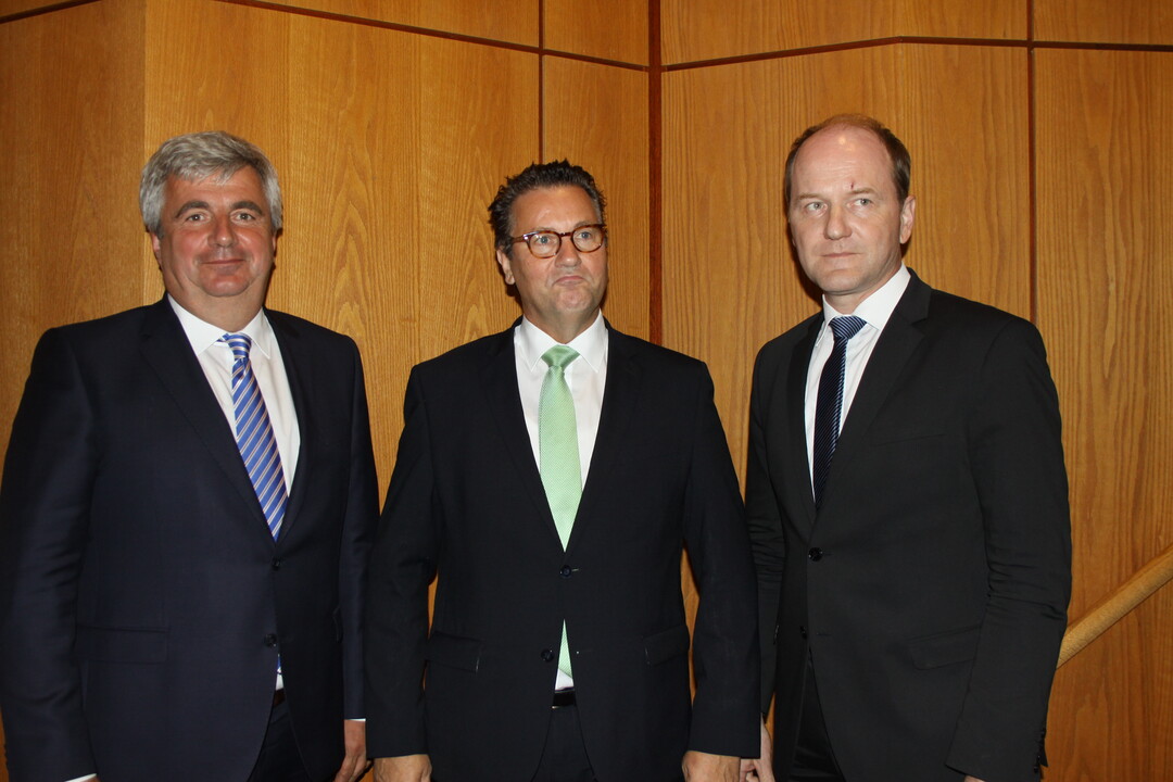 Wie lsst sich das Verbot der betubungslosen Ferkelkastration praxisgrecht lsen? Darber diskutierten SZV-German Genetic-Geschftsfhrer Jrg Sauter (l.) und der SZV-Vorsitzende Hans Benno Wichert (r.) mit Landesagrarminister Peter Hauk. 