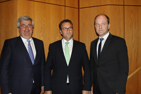 Wie lsst sich das Verbot der betubungslosen Ferkelkastration praxisgrecht lsen? Darber diskutierten SZV-German Genetic-Geschftsfhrer Jrg Sauter (l.) und der SZV-Vorsitzende Hans Benno Wichert (r.) mit Landesagrarminister Peter Hauk. 