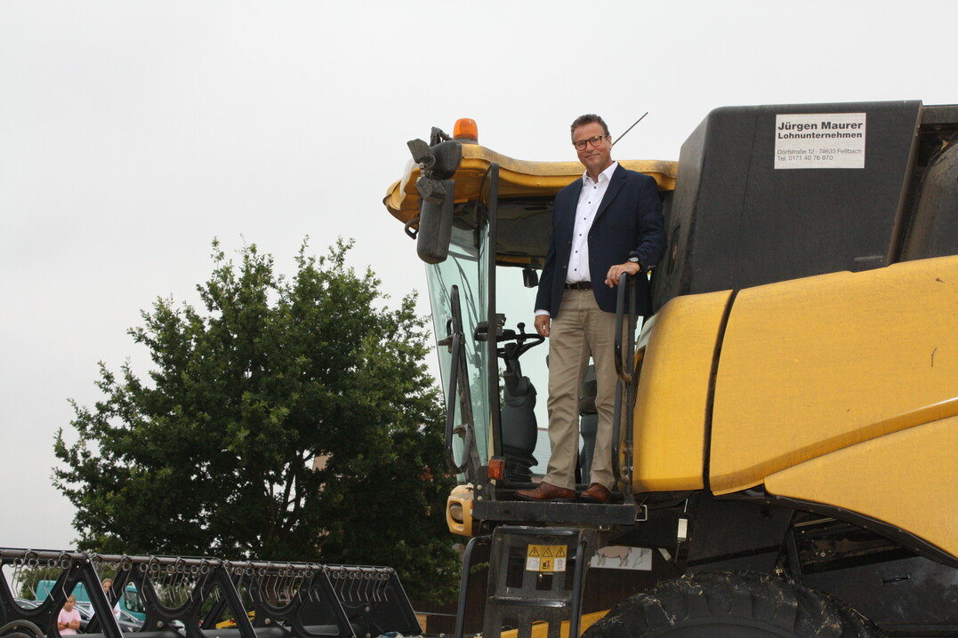 Der von den Ackerbauern lang ersehnte Regen hielt Landwirtschaftsminister Peter Hauk von der Fahrt mit dem Mhdrescher ab. 