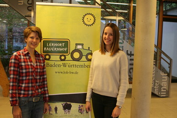 Die Ansprechpartnerinnen der Zentralen Koordinierungsstelle Lernort Bauernhof: Janina Bhlemann (r.) und Regina Steinhauser (l.).