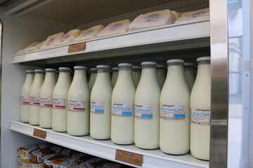 Auf dem Sulzburghof werden regionale Kreislufe gelebt, Milch veredelt und die Produkte direkt vermarktet. Neben Rohmilch gibt es auch Kse aus hofeigener Milch und Eis. 