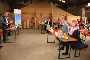 Vor Politikern (v. r. Charlotte Schneidewind-Hartnagel, Alois Gerig, Wolfgang Reinhart und Brgermeister Johannes Leibold) sprach Bauernverbandsvorsitzender Reinhard Friedrich (l.) ber die Sorgen der Bauern und ihre Erwartungen an die Agrarpolitik. 