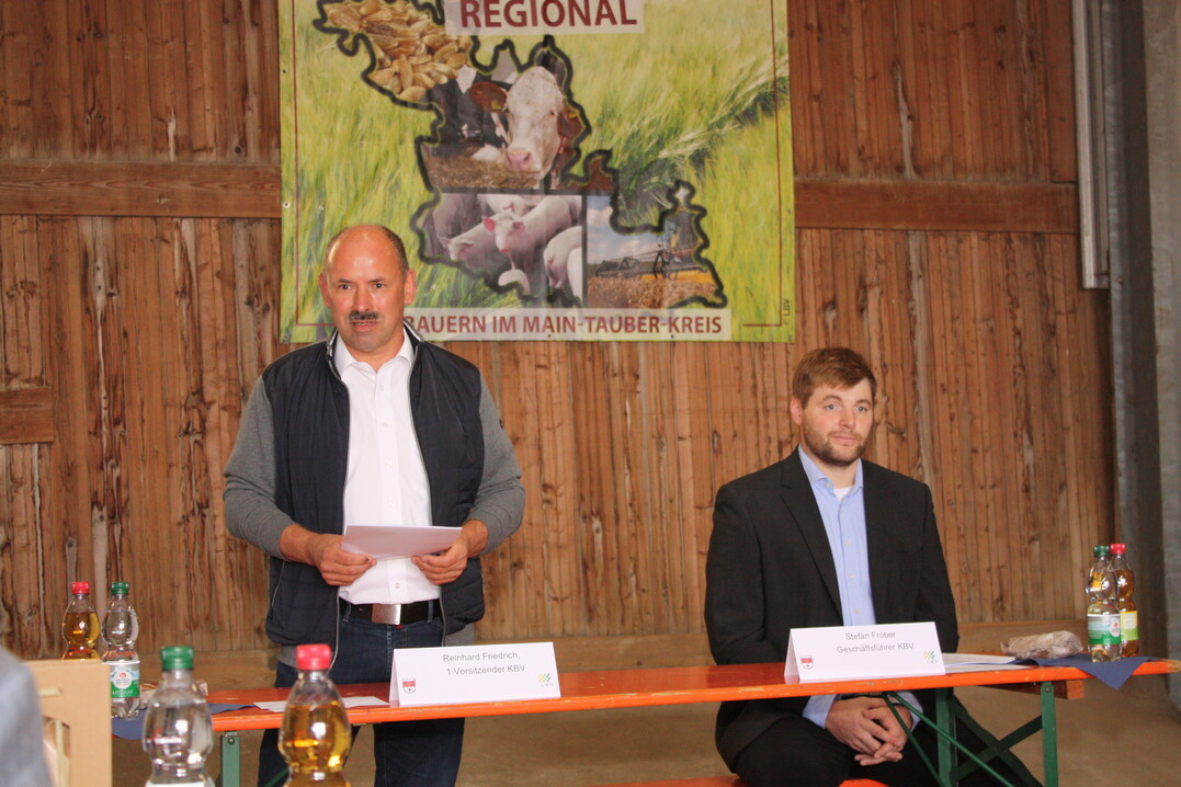 Kreisvorsitzender Reinhard Friedrich (l.) mit Geschftsfhrer Stefan Frber begren die Politiker des Wahlkreises auf dem Betrieb Banzer in Grorinderfeld.