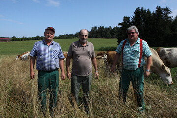 Der Wrzbacher Landwirt Hans-Jochen Burkhardt (l.) und seine Kollegen Gerhard Pfau (M.) und Markus Dietz (r.) befrchten, dass sich im Nordschwarzwald schon bald Wolfsrudel bilden.