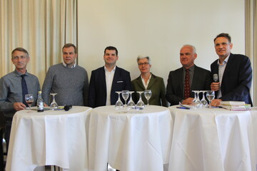 Wie viel ist Verbrauchern Tierwohl wert? Darber diskutierten (v.l.n.r.): Prof. Dr. Eggert Schmidt, Hochschule Weihenstephan-Triesdorf, Thomas Palm, Vorstandsvorsitzender der Sdhof Truthahn Erzeugergemeinschaft und Landwirt mit Familienbetrieb, Ralf Engelhardt, Leiter Qualittsmanagement bei der Edeka Sdwest Fleisch GmbH, Dr. Cornelie Jger, ehemalige Landestierschutzbeauftragte, Buchautorin und Gutachterin, Dieter Bockhorn, Geschftsfhrer der Sddeutschen Truthahn AG sowie Moderator Prof. Dr. Matthias Michael von der Agentur Medien-Marken-Management in Gauting. Foto: Ast