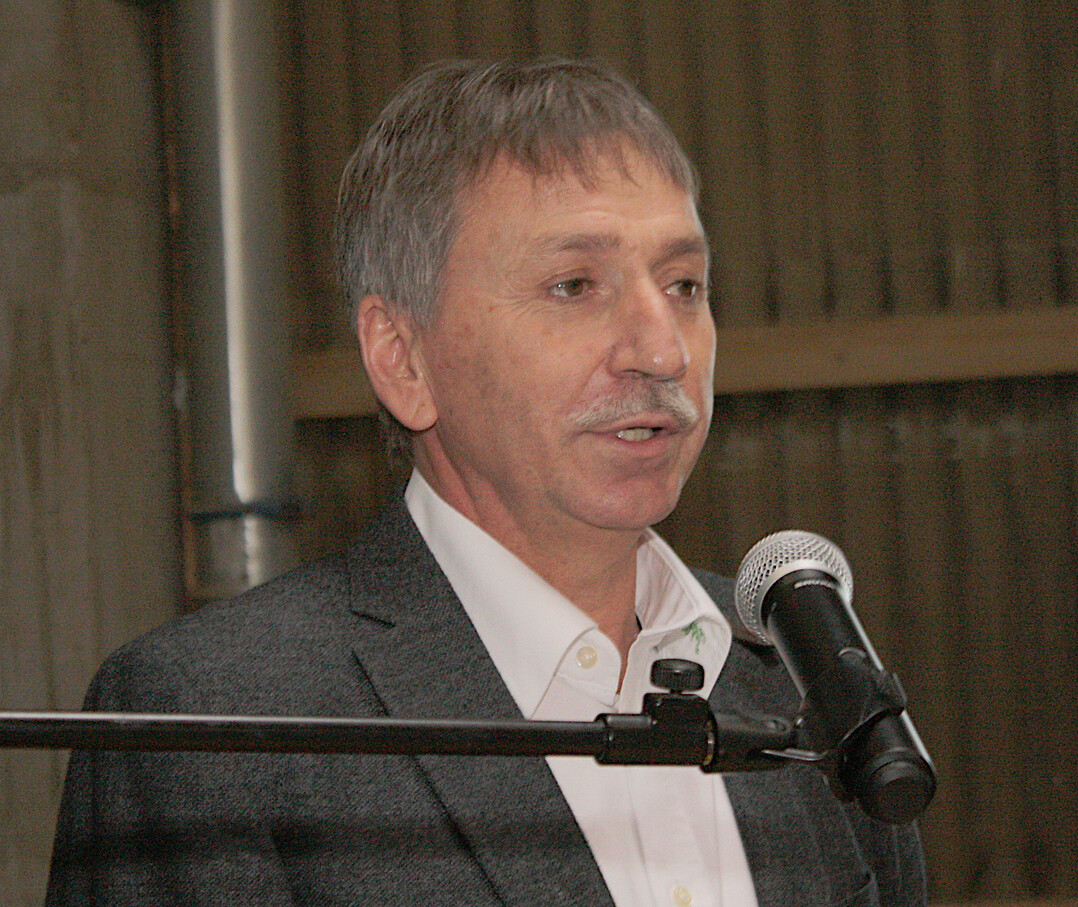 Auf seinem Hof stellte Armin Mechler die Produktion und wirtschaftliche Bedeutung von Grnkern in der Region vor.