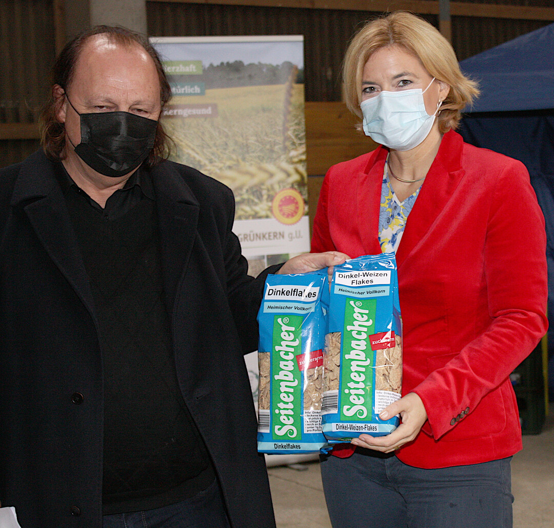 Die irrefhrenden Bezeichnungsvorgabe der EU fr Dinkelprodukte kritisierte Seitenbacher-Chef Willi Pfannenschwarz beim Besuch von Ministerin Klckner.